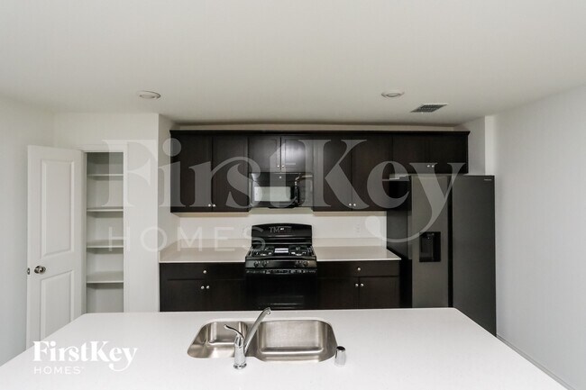 Building Photo - 1141 Crestview Dr