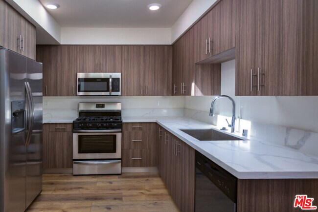 Building Photo - 5229 Willowcrest Ave