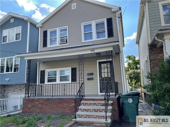 Building Photo - 175 1st St