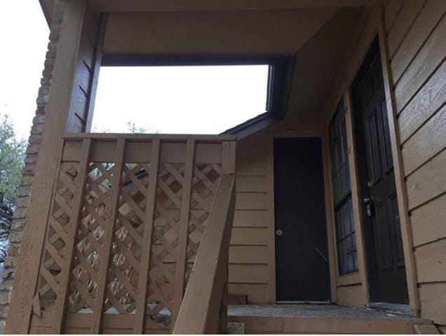 Building Photo - 502 E Denton Dr