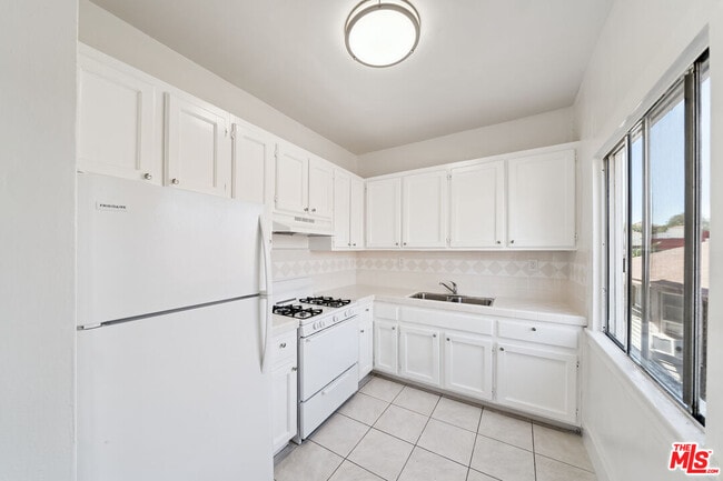 Building Photo - 1267 Vin Scully Ave