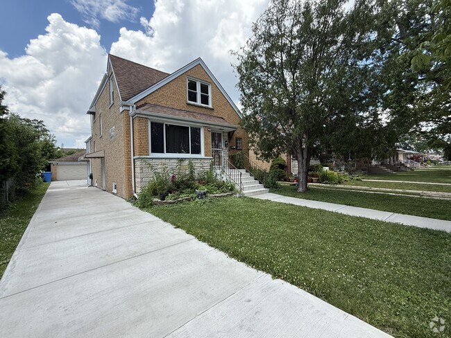 Building Photo - 3030 N Oleander Ave