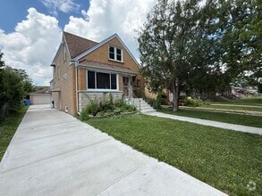 Building Photo - 3030 N Oleander Ave