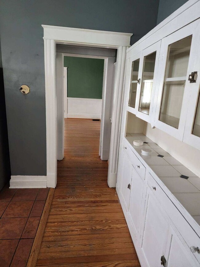 Building Photo - 2 Bedroom 2 bath house 1850 Square Foot!! Lots of Room!!