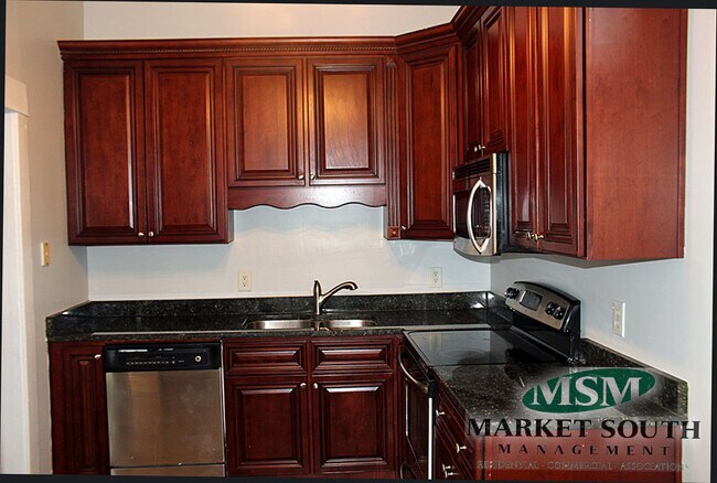 Building Photo - NEWLY RENOVATED 3 BEDROOM ON HABERSHAM/ E32