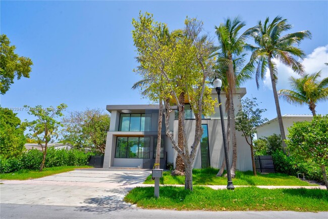 Foto del edificio - 735 Fernwood Rd
