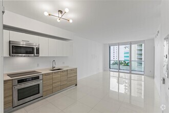 Building Photo - 1300 Brickell Bay Dr