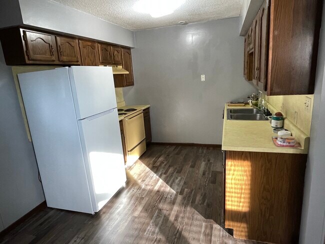 Kitchen - 105 N Lear St