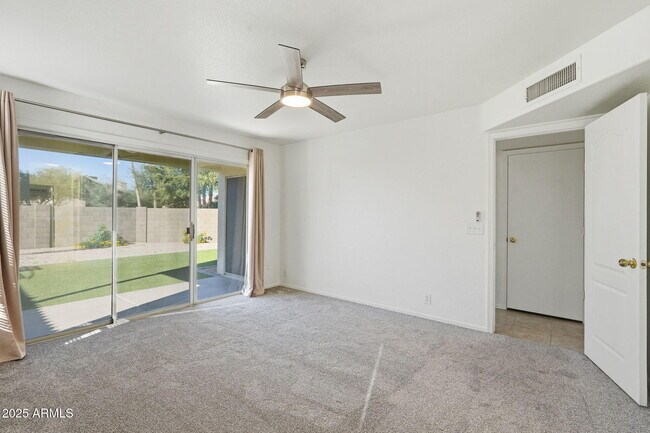 Foto del edificio - 1294 N Blackstone Dr