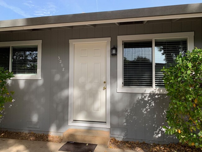 Building Photo - One bedroom, LVP flooring, convenient loca...