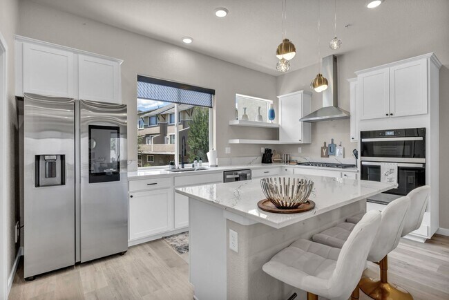 Building Photo - Fully Furnished Modern Townhome with utilities included and flexible lease options available