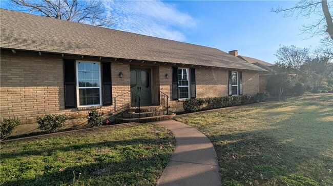 Building Photo - "Charming 3-Bed, 2-Bath Oasis on West 6th ...