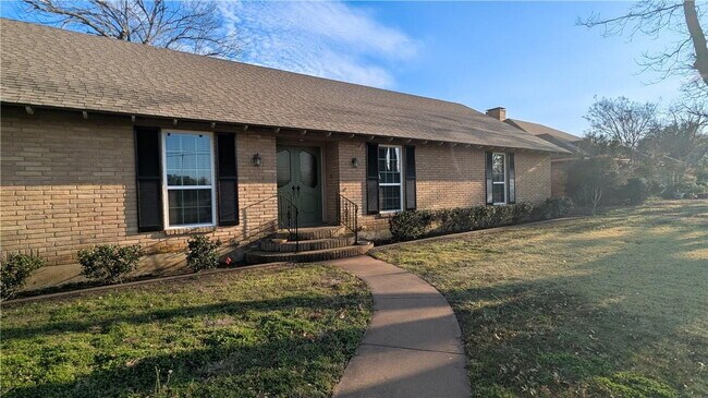 Foto del edificio - Charming 3-Bed, 2-Bath Oasis on West 6th Street - Spacious 2,685 Sq Ft Home in McGregor, TX!
