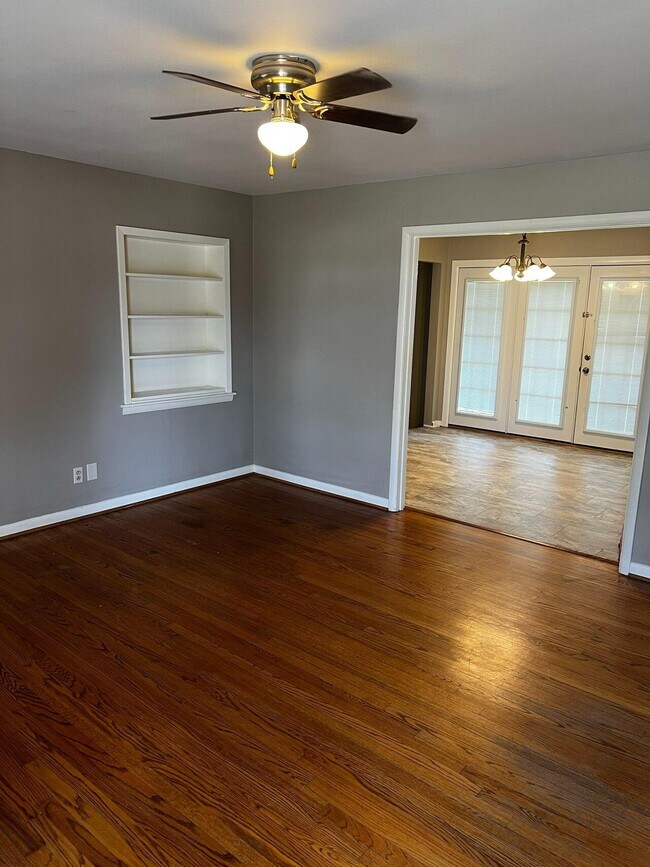 Building Photo - 906 Davison Ave