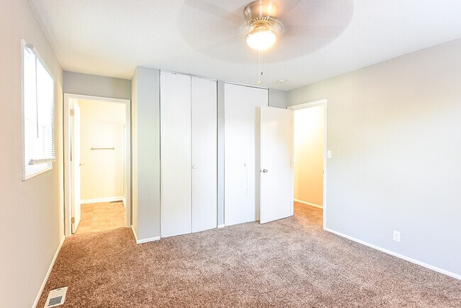 Foto del edificio - Spacious 4-Bedroom Home in Independence, MO