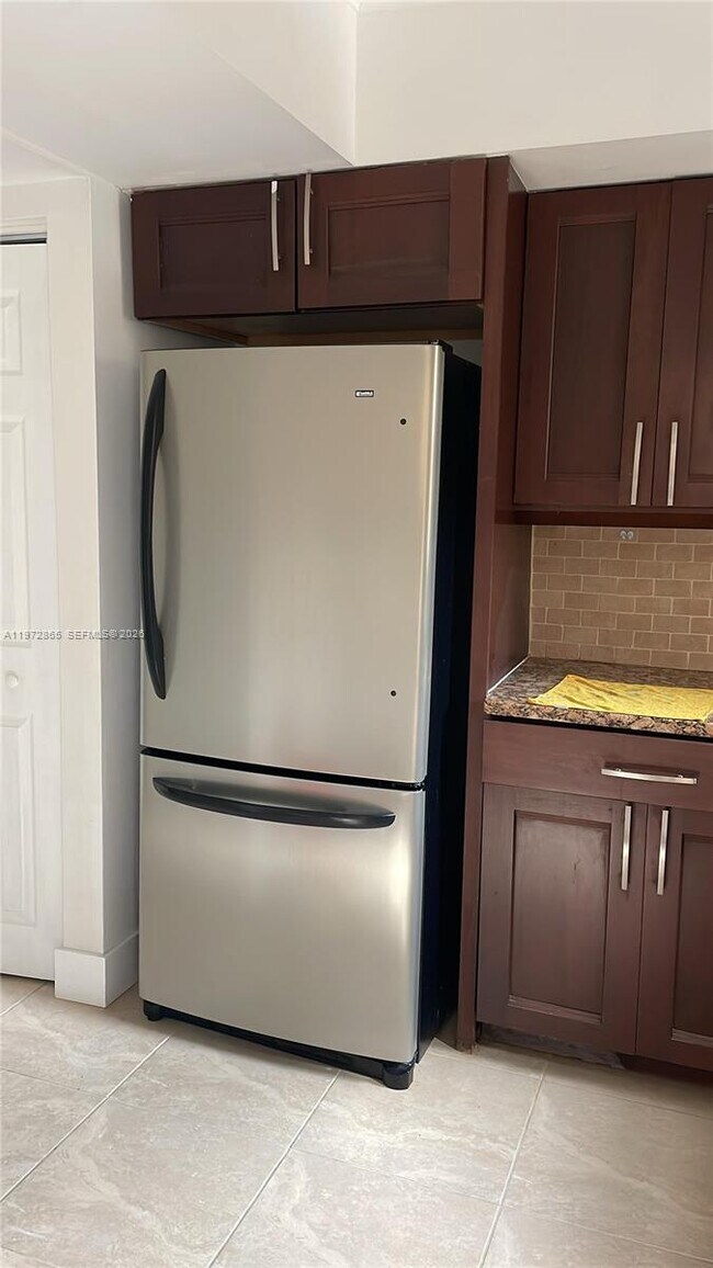 Foto del edificio - 800 NE 199th St