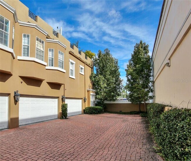 Building Photo - 2303 Kensington Garden Ln