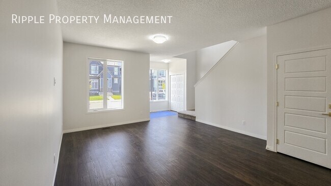 Photo du bâtiment - Modern 4 Beds, 2.5 Baths Main Floor/ Upper...