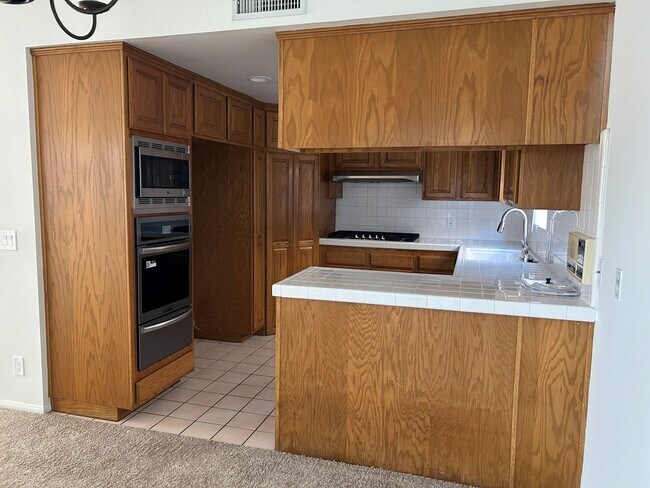 Building Photo - 3 bedroom 2.5 Bath Home