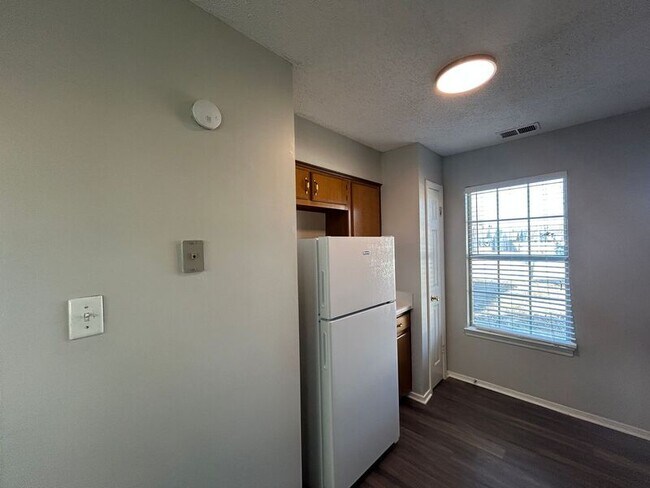 Building Photo - 6493 Summer Creek E