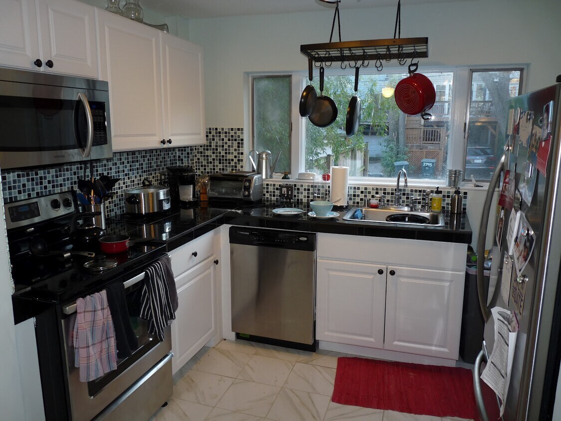 Kitchen (view to rear) - 2250 Cathedral Ave NW