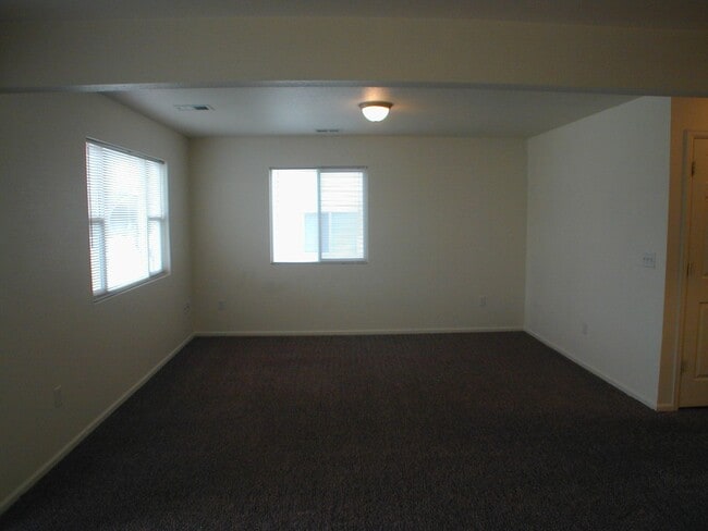 Building Photo - House For Lease