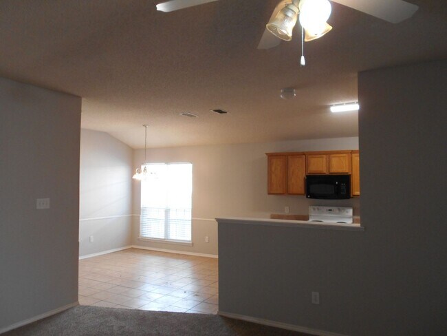 Building Photo - Beautiful, spacious home in North West Lub...