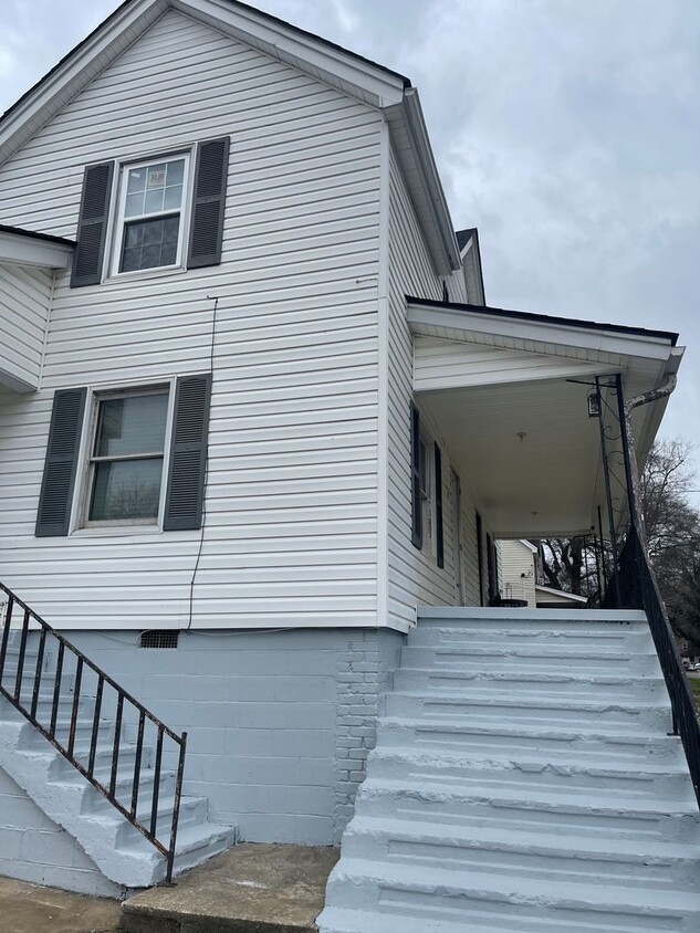 Duplex Available In Great Location - Duplex Available In Great Location