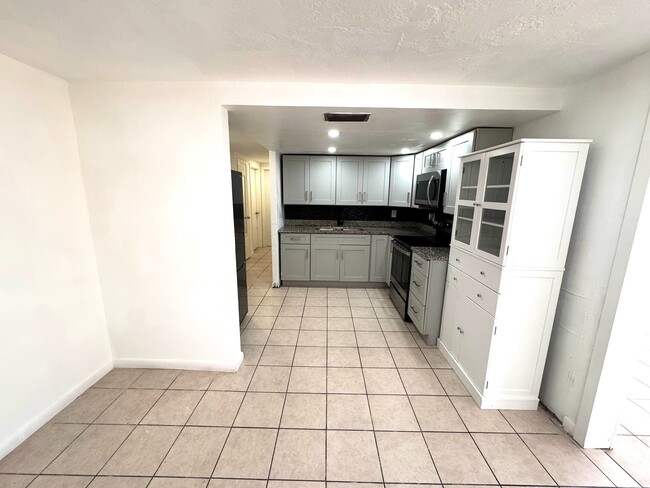 Foto del edificio - 12808 College Hill Dr