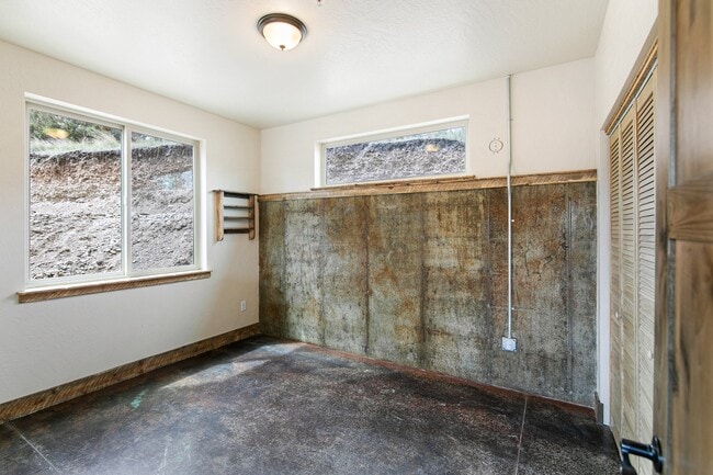 Building Photo - 6240-6243 Three Needles Ln