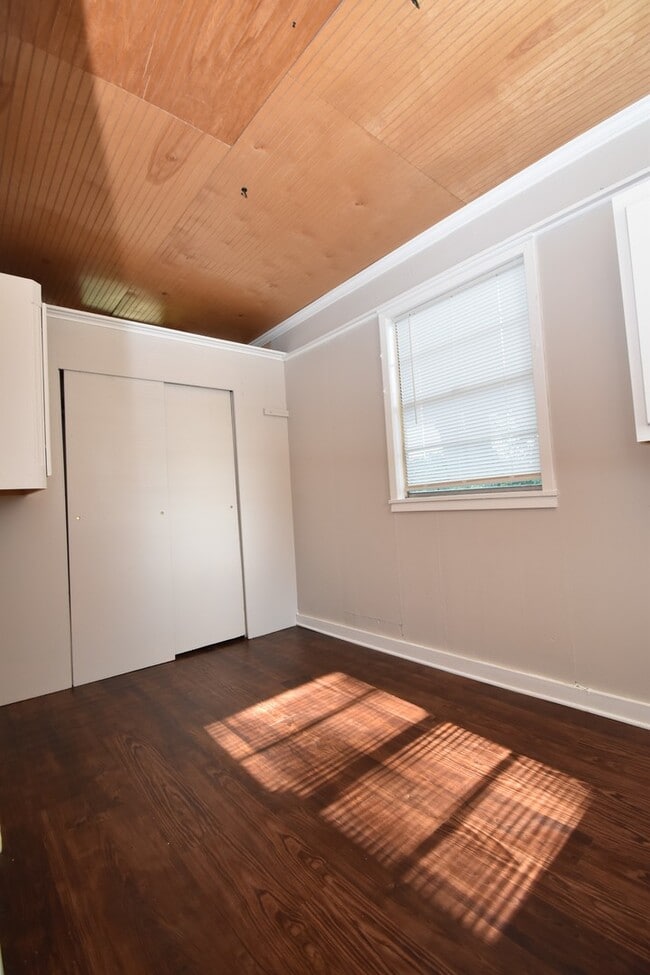 Building Photo - Large Centrally Located Home