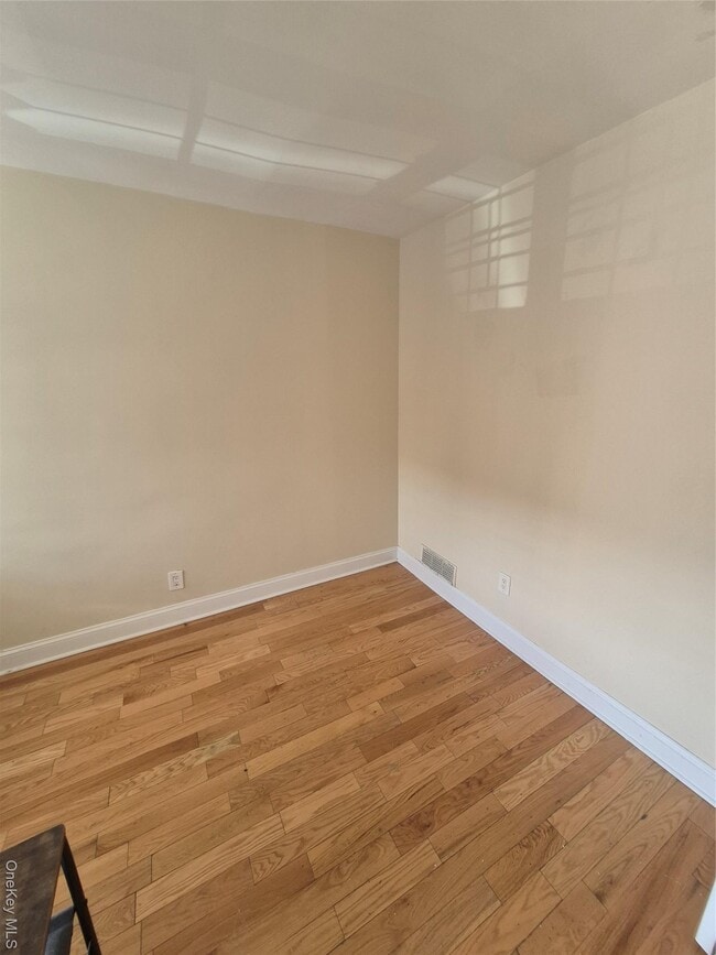 Building Photo - 923 E 227th St