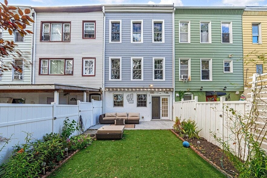 Primary Photo - 382 Webster Ave