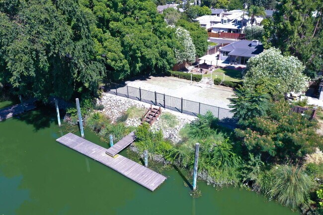 Foto del edificio - 2016 Canal Dr