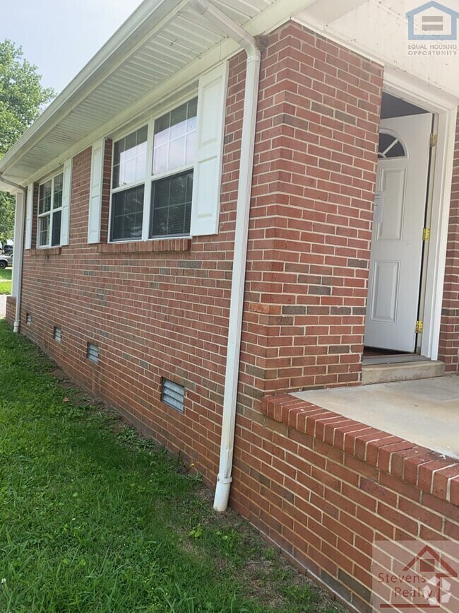 Building Photo - 207 Bermuda Dr