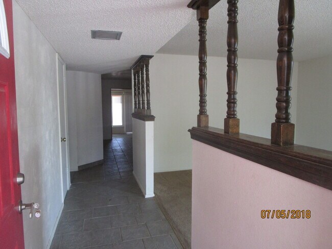 Building Photo - NE 4BR 2 Bath 2400SF