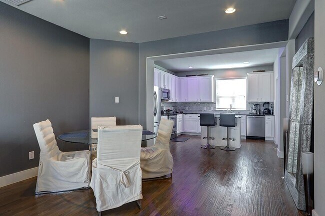 Foto del edificio - 1310 Palm Canyon Dr