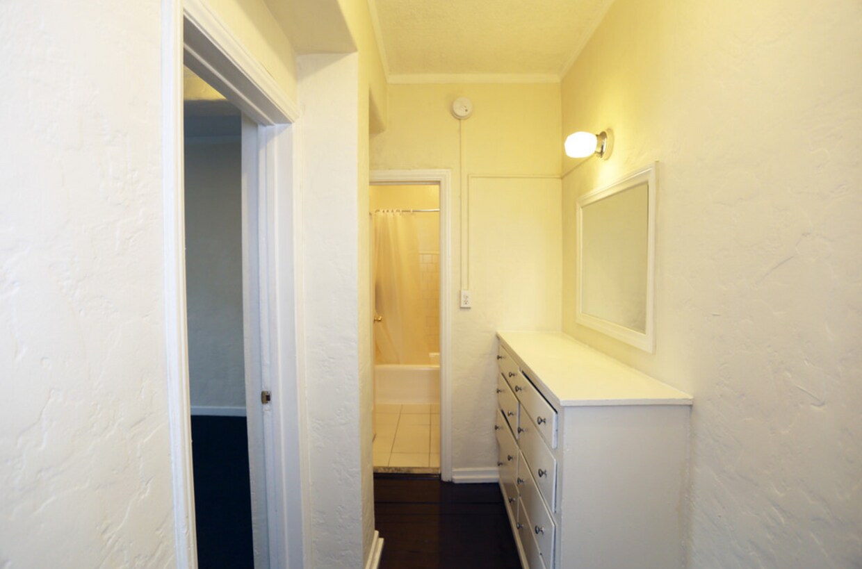 828 S Hobart Blvd Unit 302, Los Angeles, CA 90005 Room for Rent in