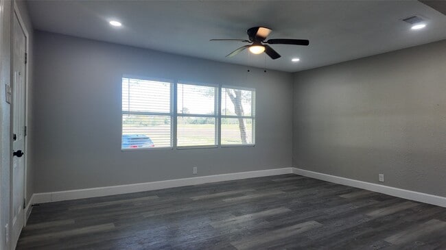 Building Photo - 917 Temple Dr