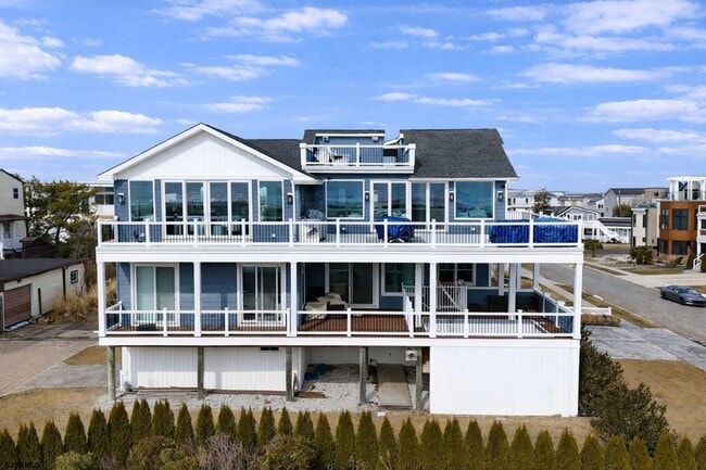 Building Photo - 404 21st St S