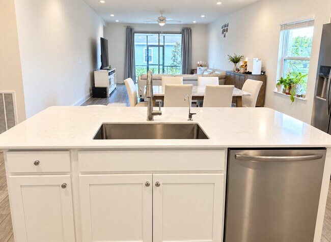 Foto del edificio - 450 Kingbird Dr