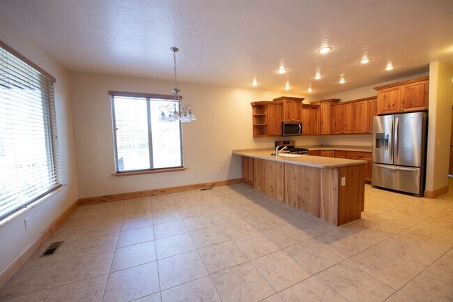 Foto del edificio - Beautiful home in Santa Clara!  Pet Friendly.