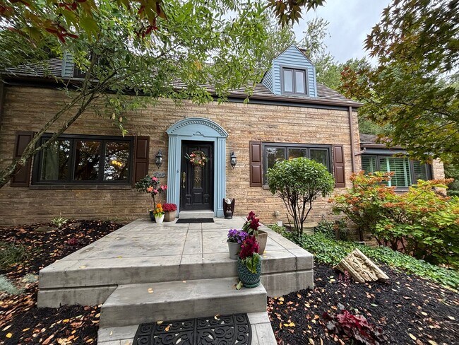 Foto del edificio - Beautiful 4 Bedroom Home In Mt. Lebanon!
