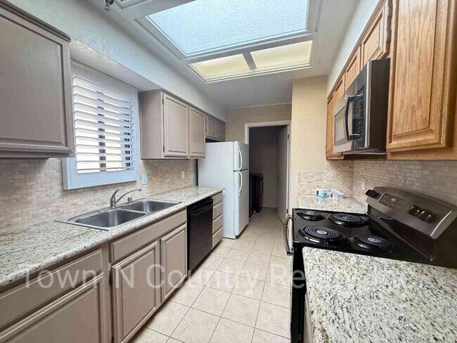 Building Photo - Spacious 2-Bedroom Upper-Level Condo in Sa...