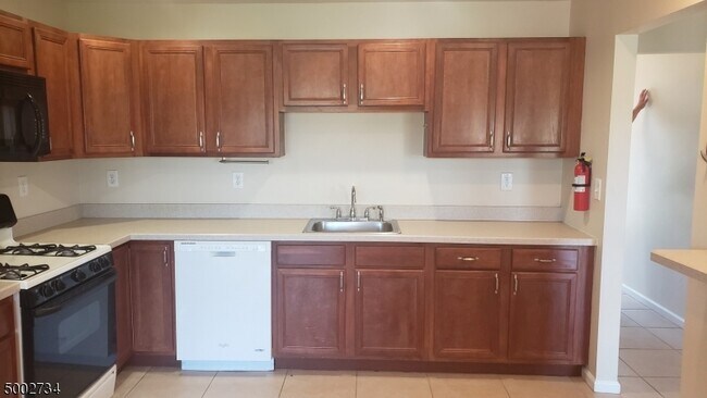Building Photo - 7 Mulberry Ln