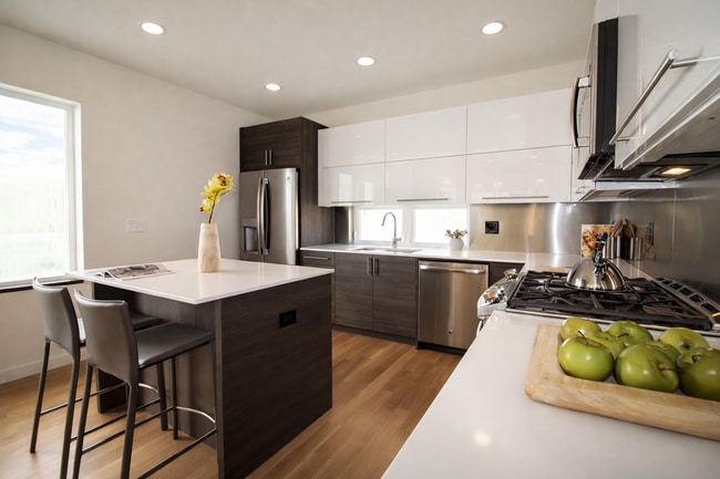 Building Photo - 3Bd/1.75Ba Seattle Townhouse