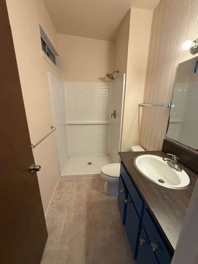 Building Photo - 557 Villanova Dr