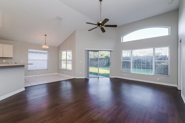 Foto del edificio - 1541 Scotch Pine Dr