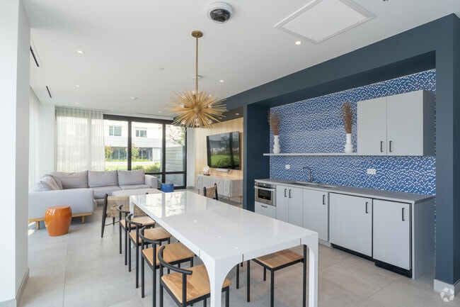 Interior Photo - Broadridge