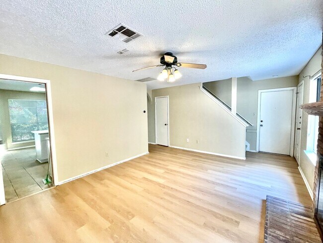 Foto del edificio - House For Lease in Milwood